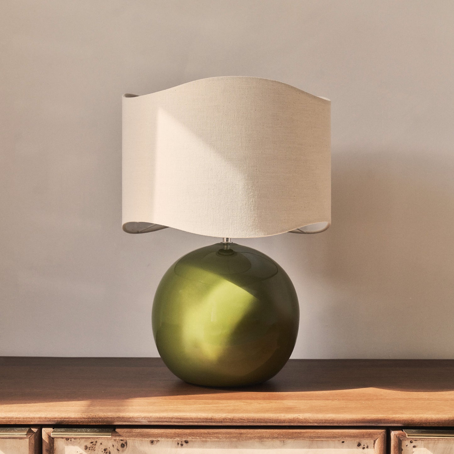 Olera - Lampe de table à abat-jour ondulé en céramique Olive Gloss