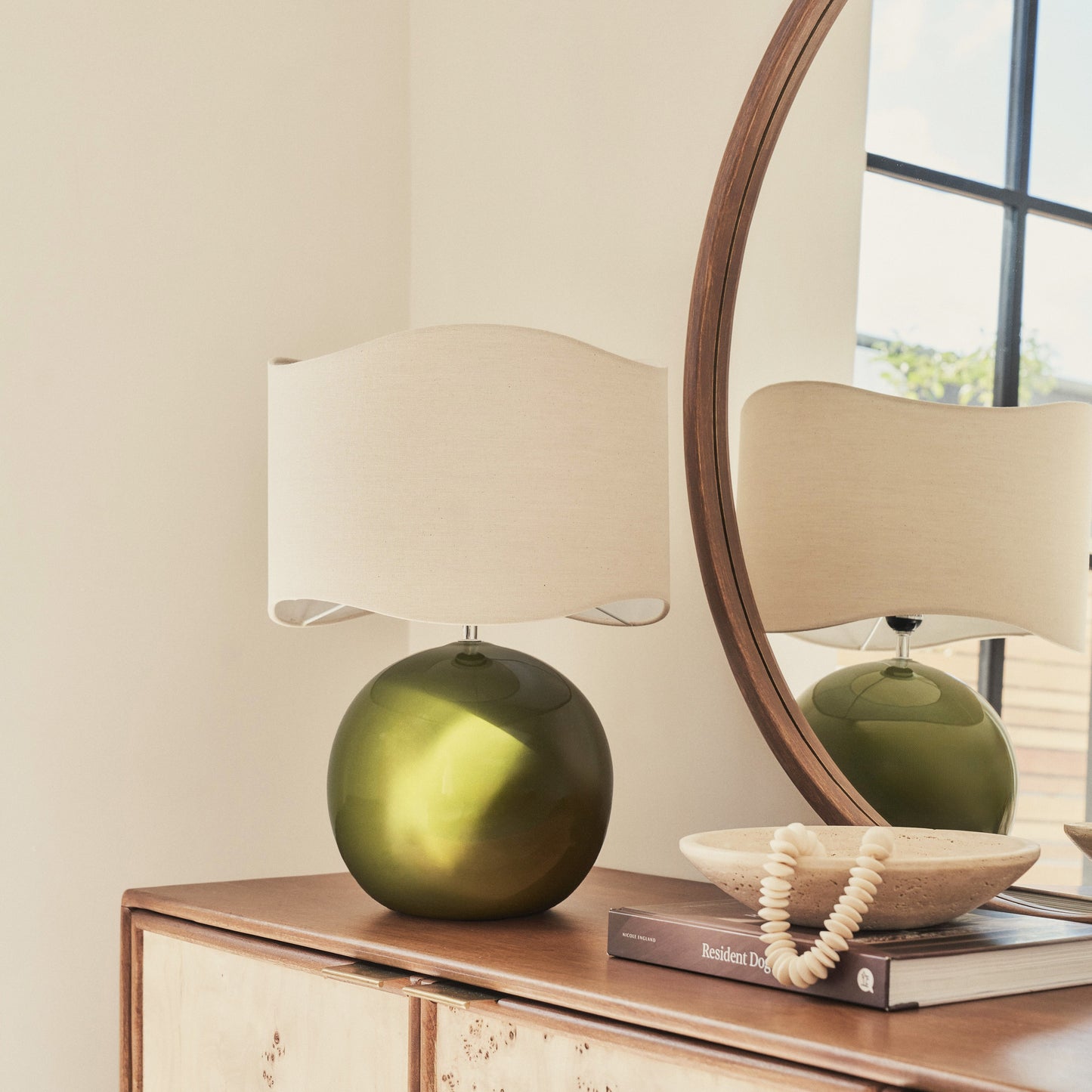 Olera - Lampe de table à abat-jour ondulé en céramique Olive Gloss