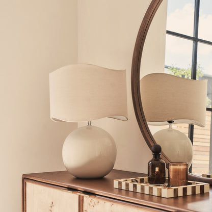 Olera - Lampe de Table à Abat-jour Ondulé en Céramique Gloss Ivoire