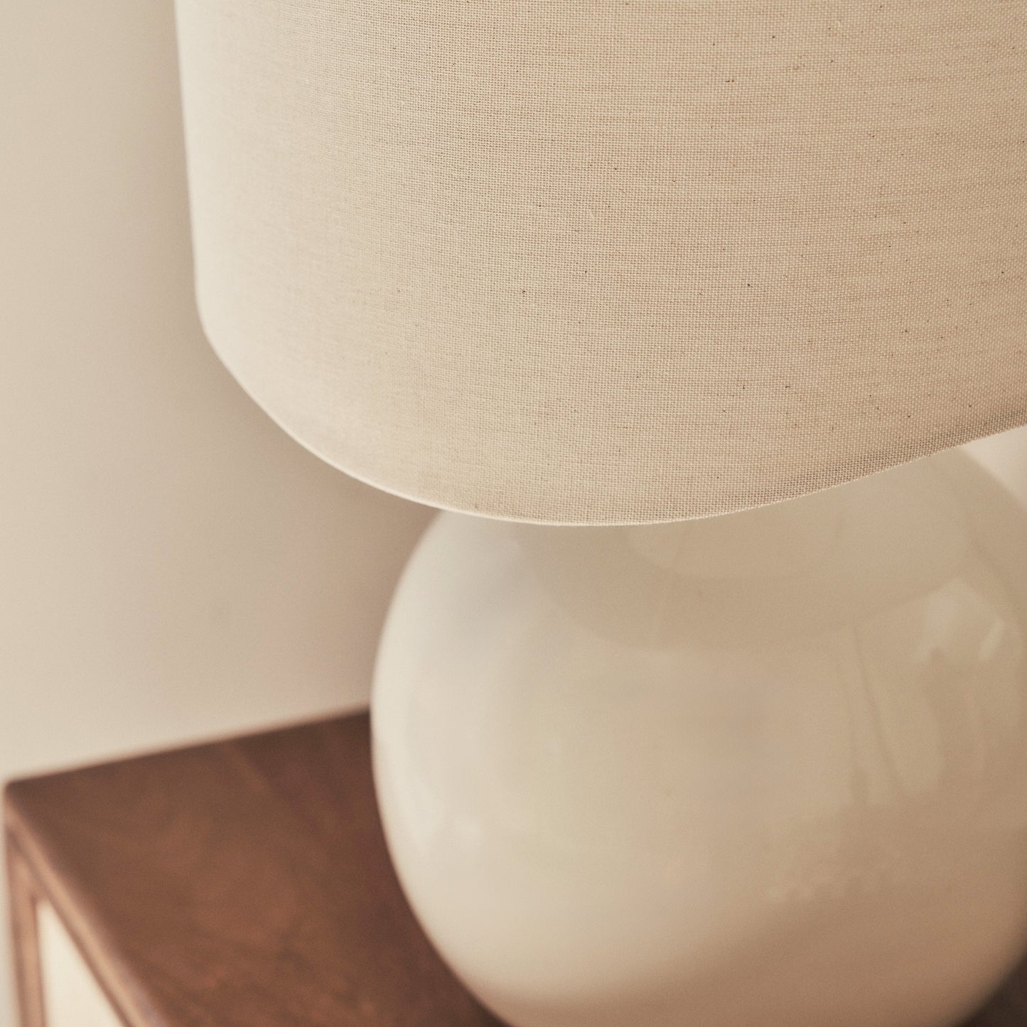 Olera - Lampe de Table à Abat-jour Ondulé en Céramique Gloss Ivoire