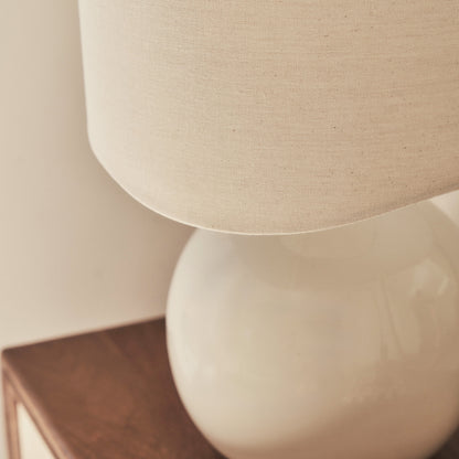 Olera - Lampe de Table à Abat-jour Ondulé en Céramique Gloss Ivoire