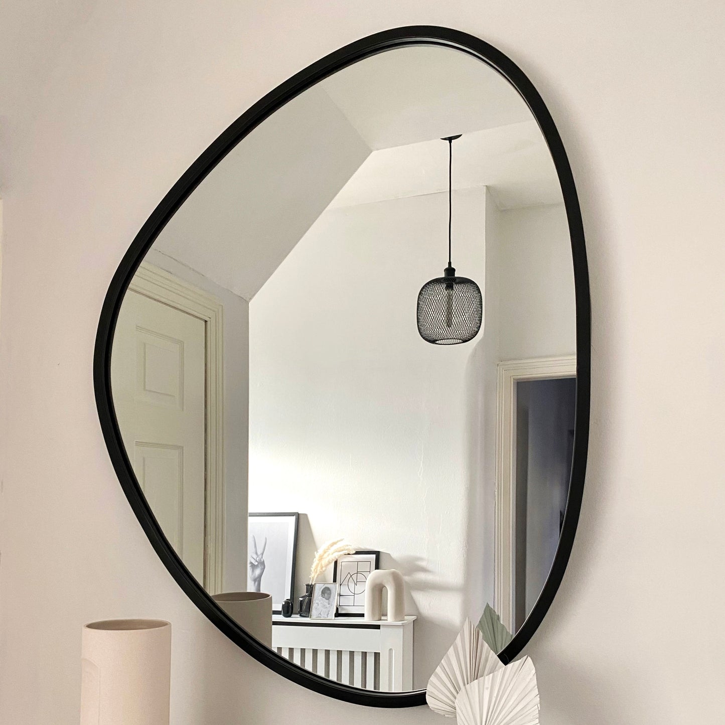 Pebble - Grand miroir mural métallique noir irrégulier 110 cm x 90 cm