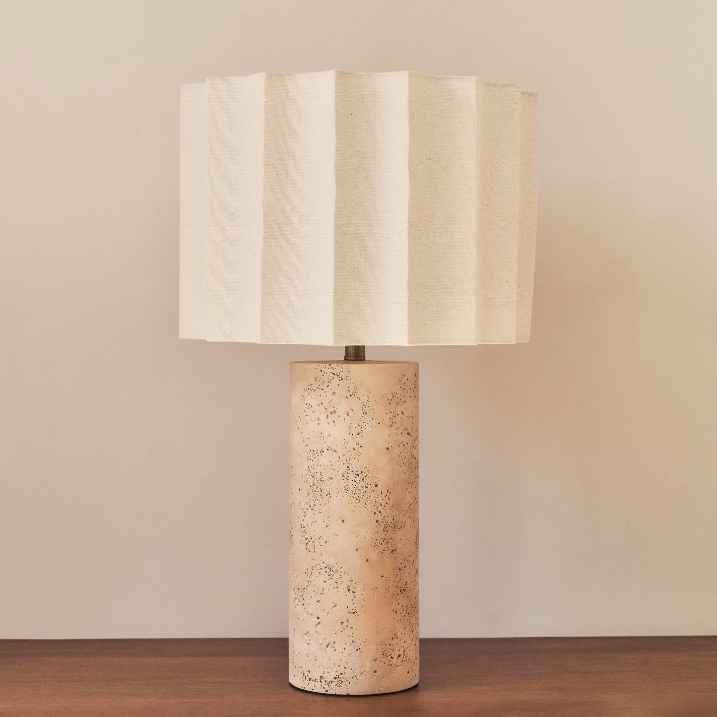 Castella - Lampe de table à abat-jour en travertin festonné