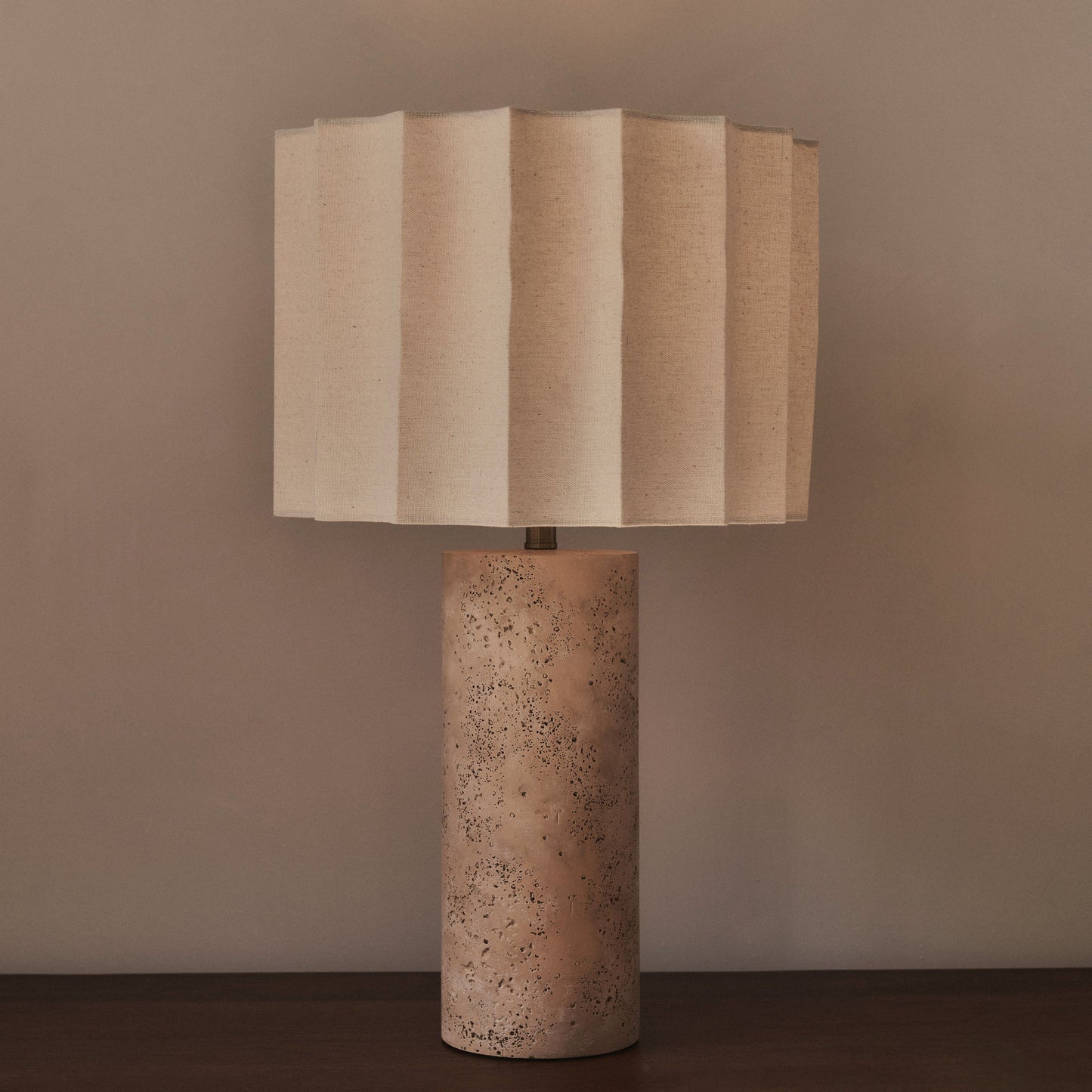Castella - Lampe de table à abat-jour en travertin festonné