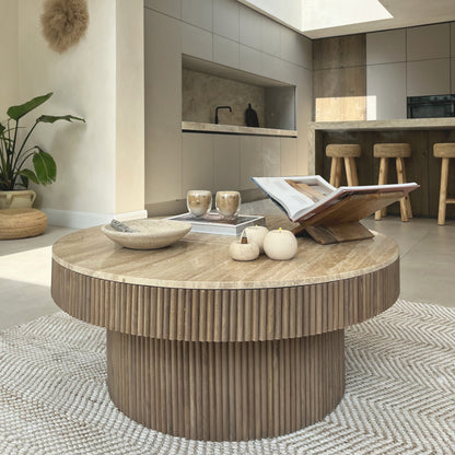 Sloane - Table basse ronde en travertin beige et bois chaud premium
