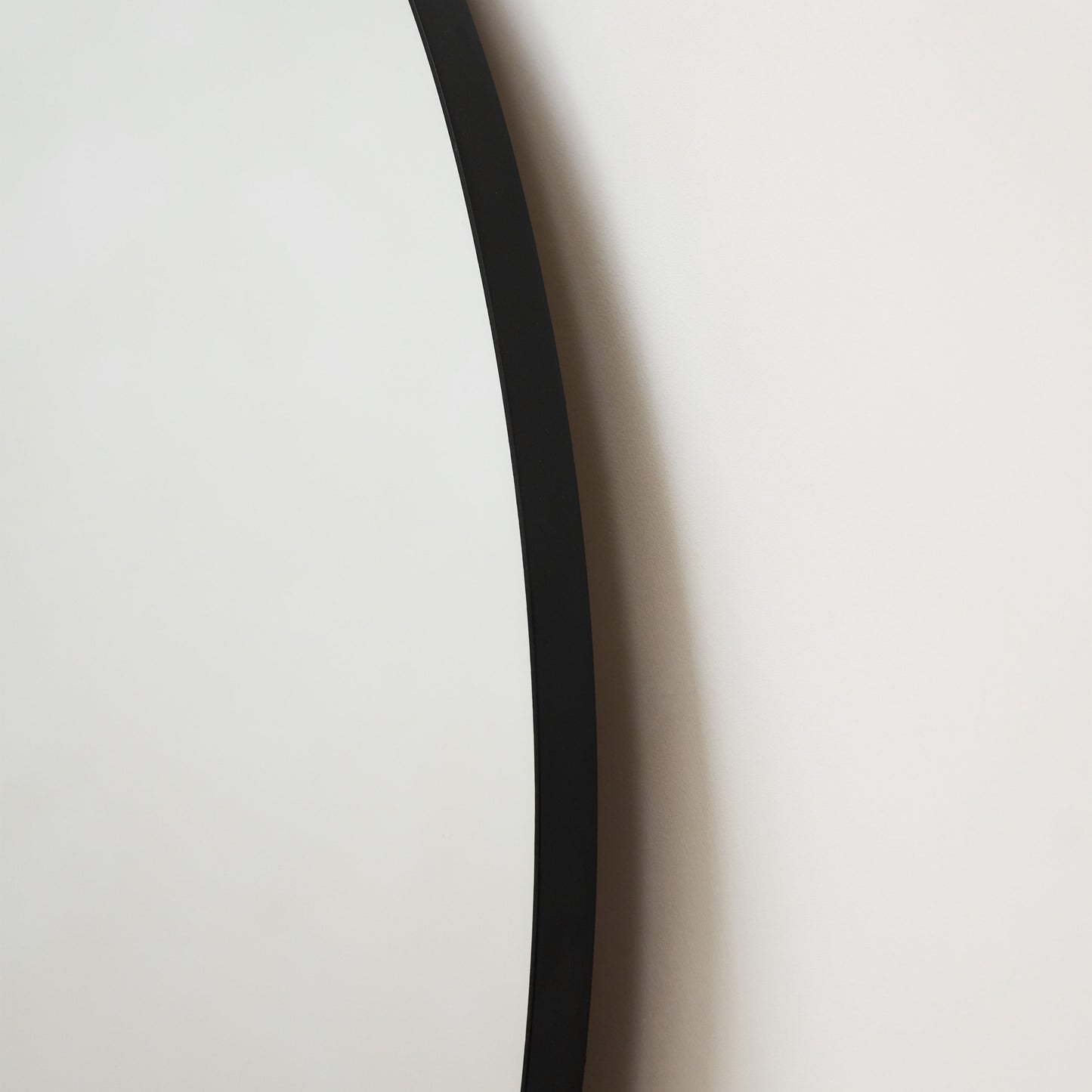 Theo - Grand miroir mural rond en métal noir 120cm x 120cm