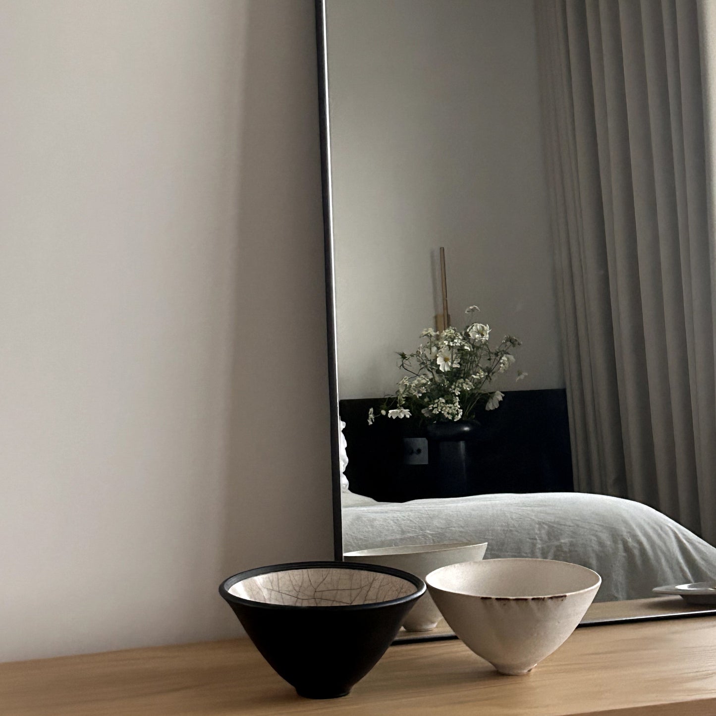 Theo - Grand miroir mural rectangulaire en métal noir 120cm x 90cm