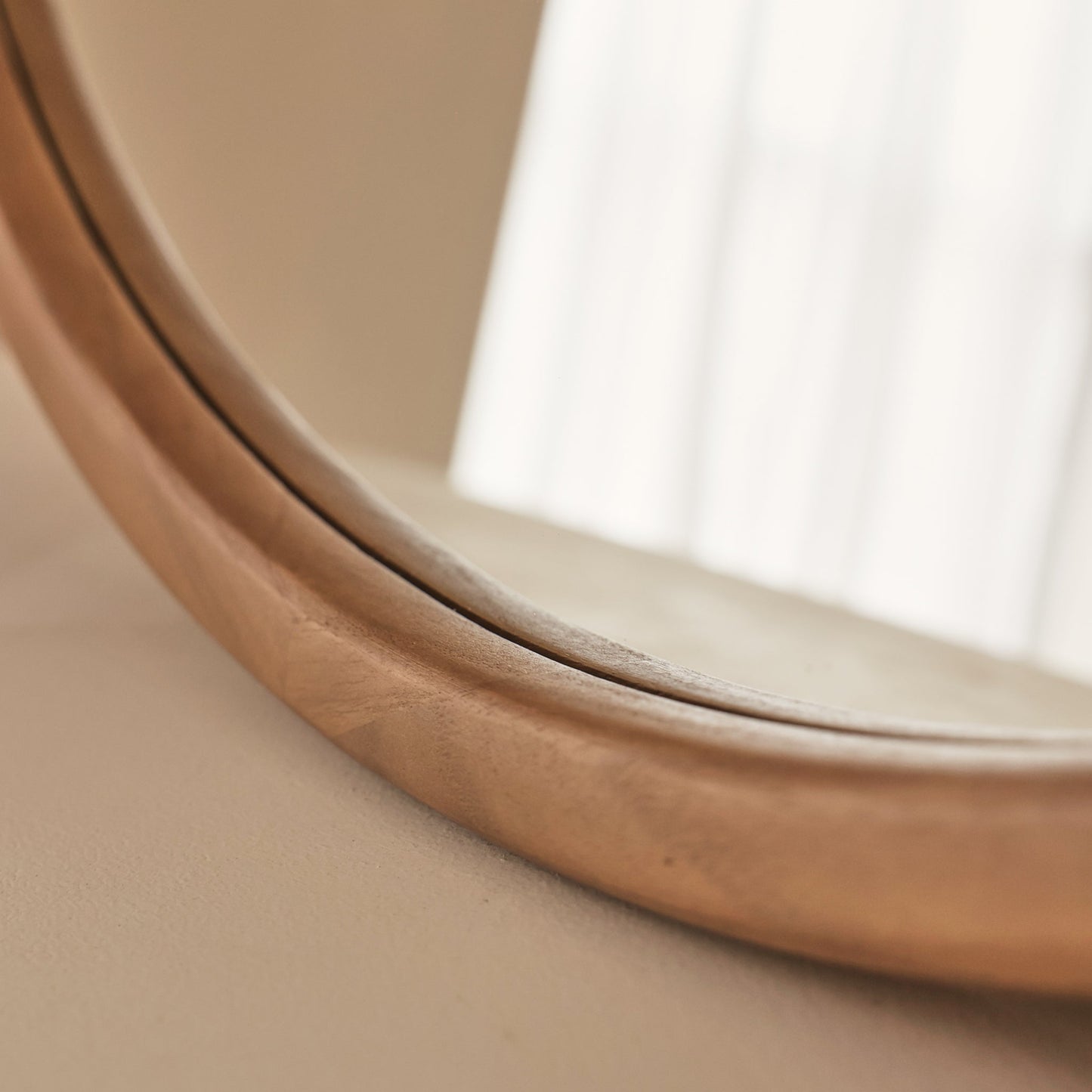 Arden - Miroir mural rond en bois chaleureux 70cm x 70cm