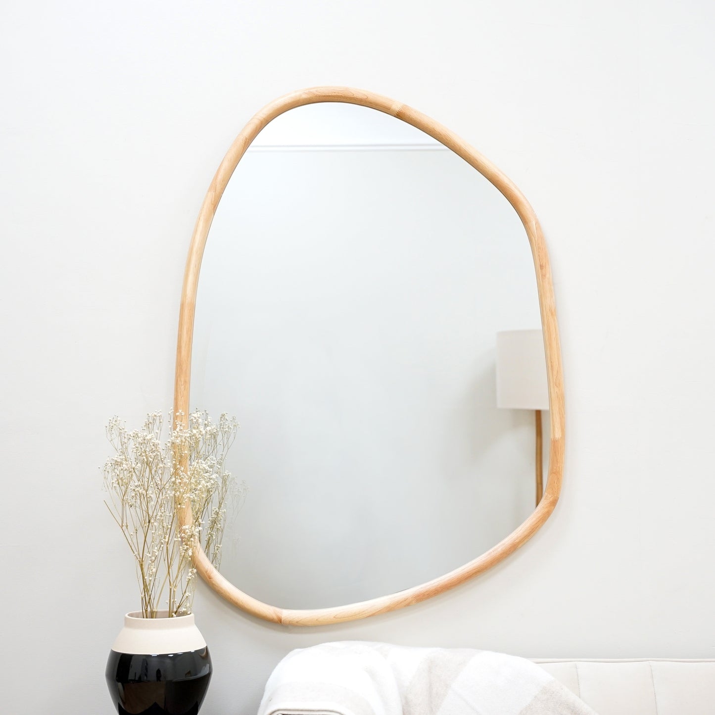 Aaliyah - Miroir mural irrégulier en bois clair 110 cm x 80 cm