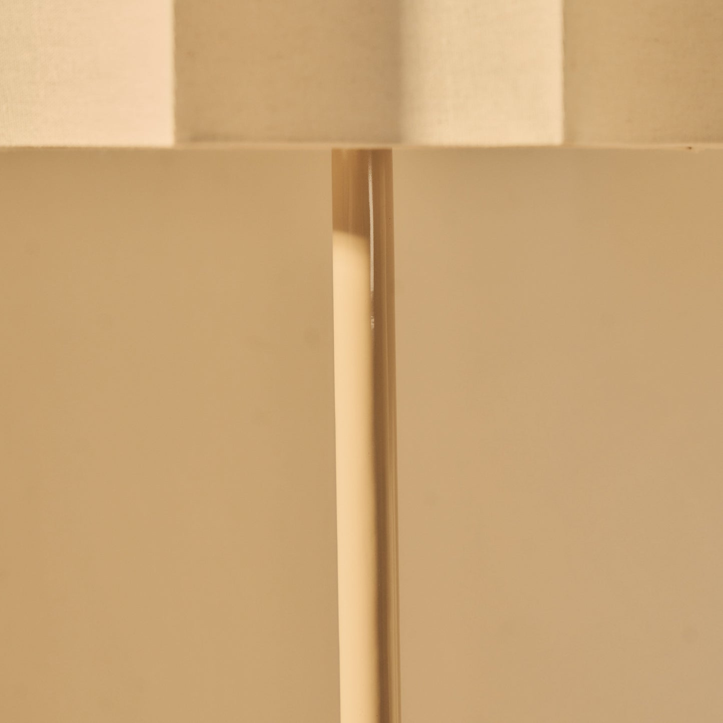 Esme - Lampadaire Beige à Abat-jour Gloss en Coquille Inversée