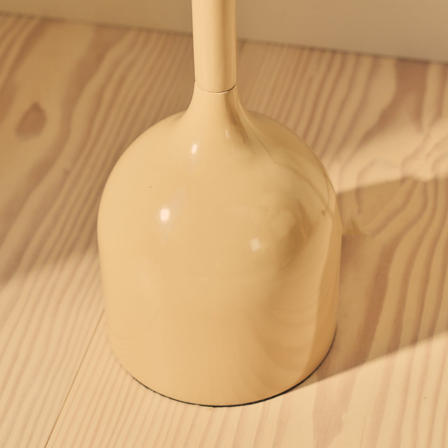 Esme - Lampadaire Beige à Abat-jour Gloss en Coquille Inversée