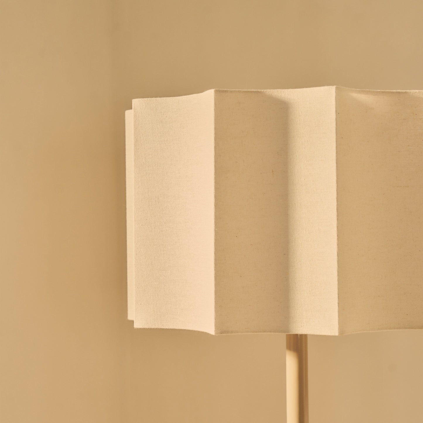 Esme - Lampadaire Beige à Abat-jour Gloss en Coquille Inversée