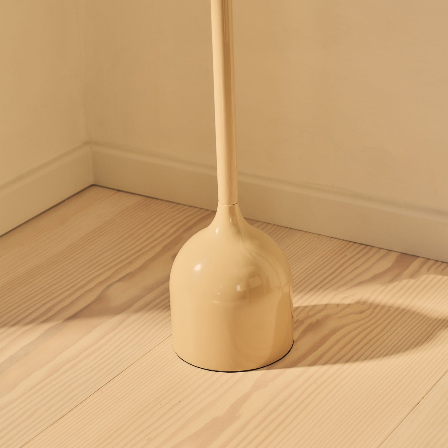 Esme - Lampadaire Beige à Abat-jour Gloss en Coquille Inversée