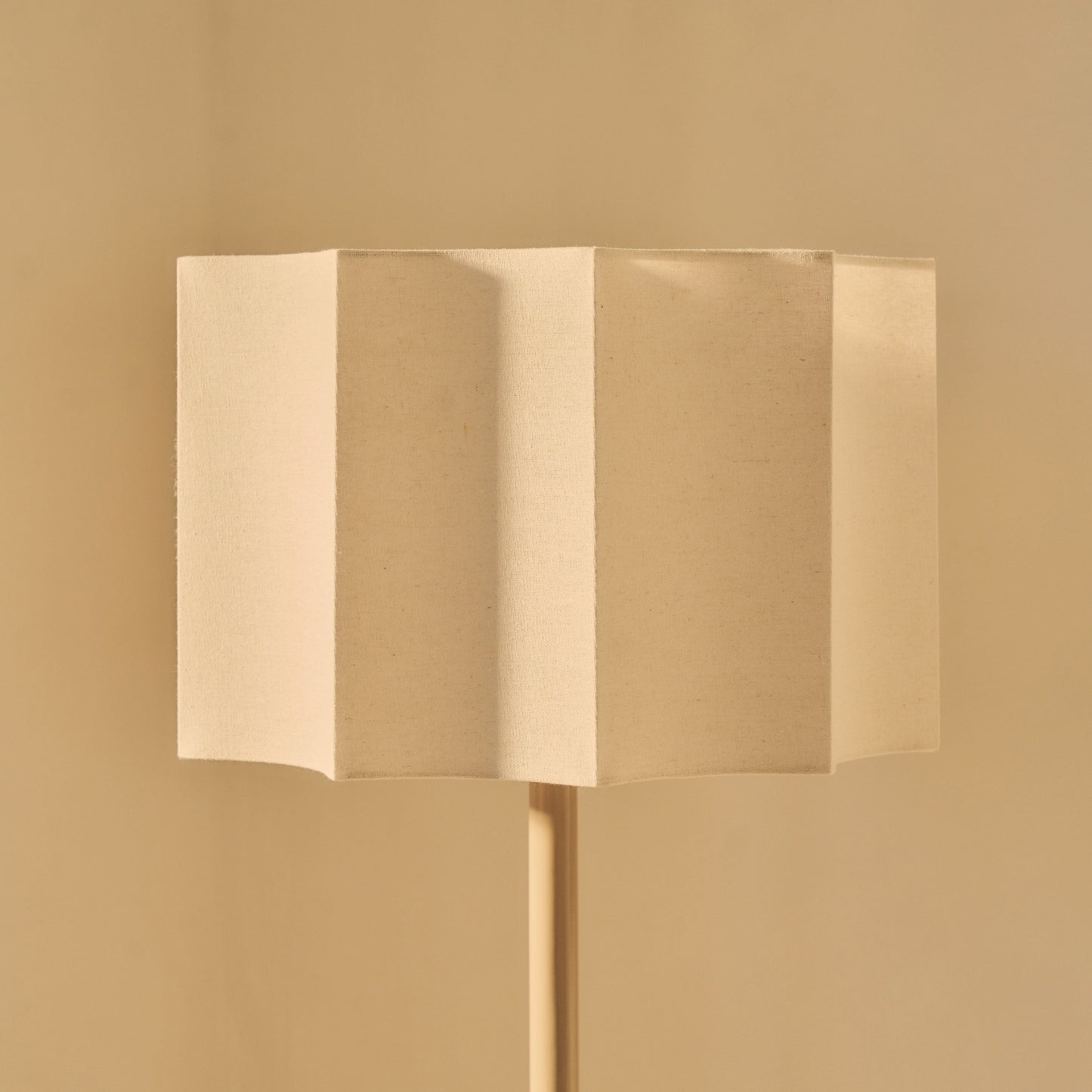Esme - Lampadaire Beige à Abat-jour Gloss en Coquille Inversée