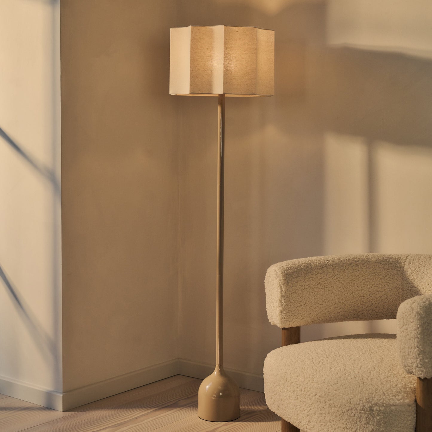 Esme - Lampadaire Beige à Abat-jour Gloss en Coquille Inversée