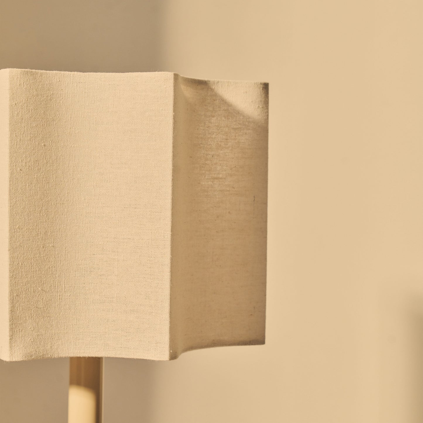Esme - Lampadaire Beige à Abat-jour Gloss en Coquille Inversée
