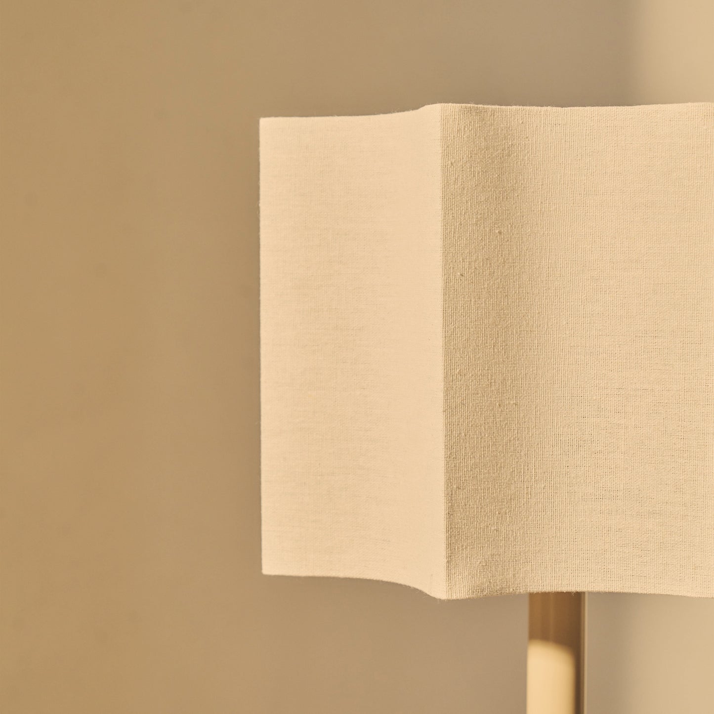 Esme - Lampadaire Beige à Abat-jour Gloss en Coquille Inversée