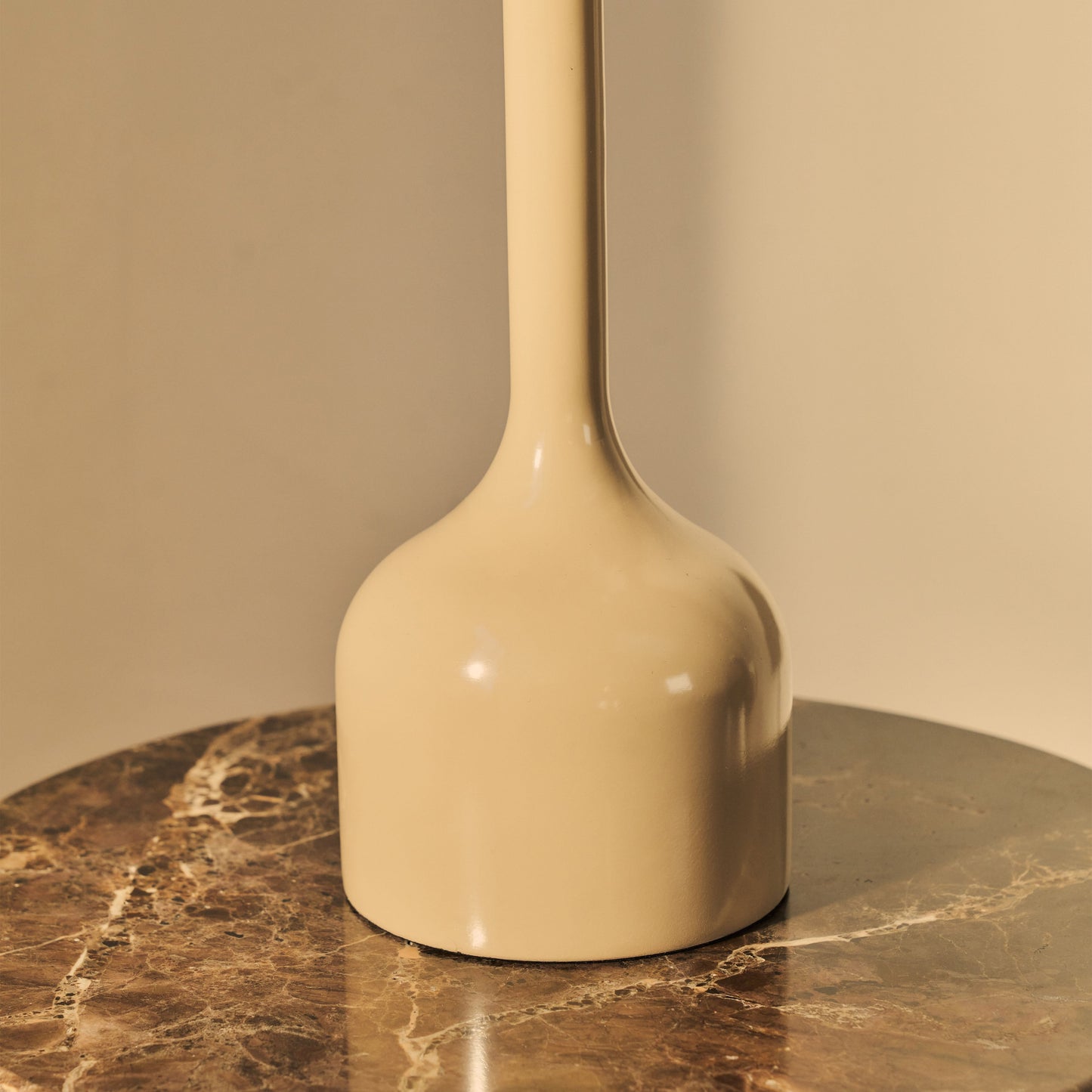 Esme - Lampe de table beige à abat-jour inversé en forme d'écailles brillantes