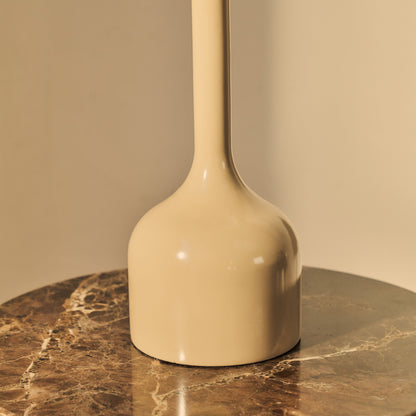 Esme - Lampe de table beige à abat-jour inversé en forme d'écailles brillantes
