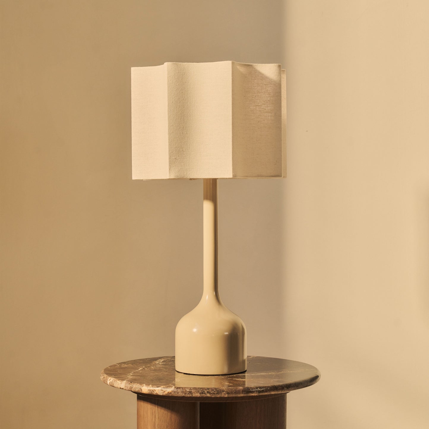Esme - Lampe de table beige à abat-jour inversé en forme d'écailles brillantes