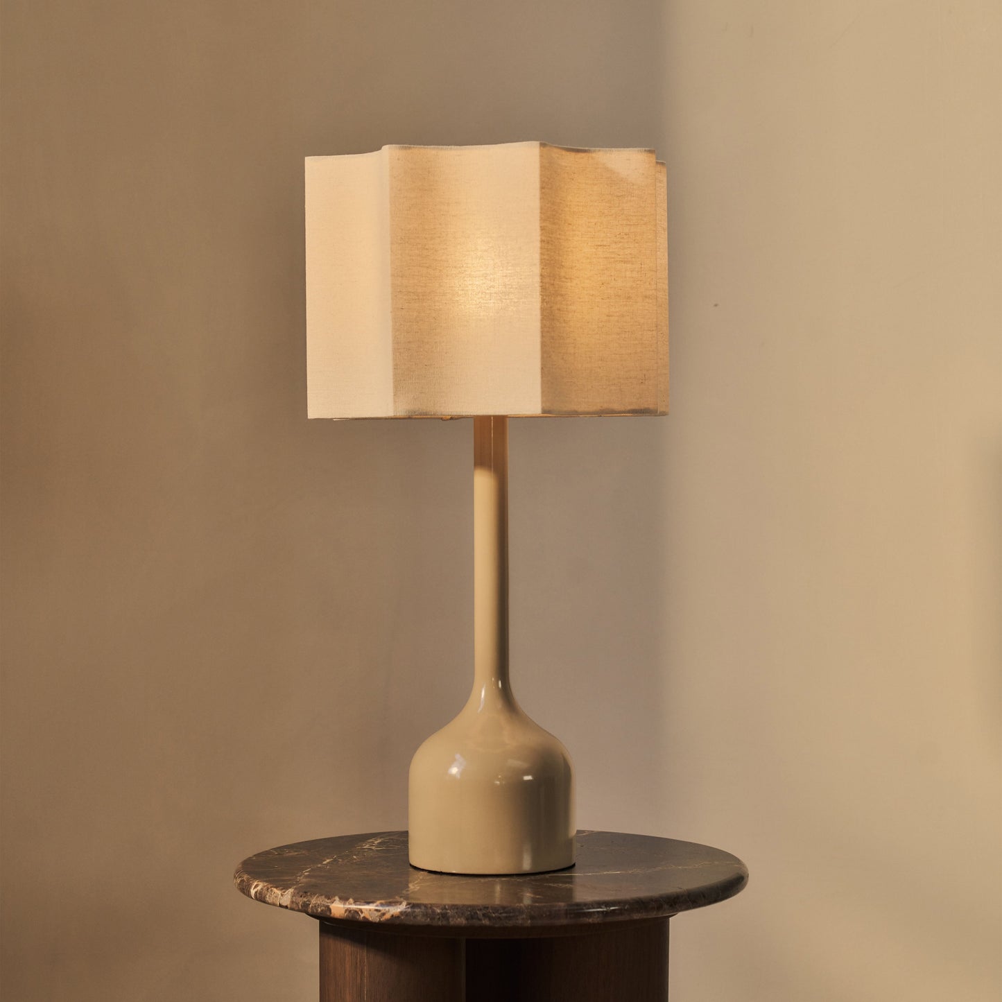 Esme - Lampe de table beige à abat-jour inversé en forme d'écailles brillantes