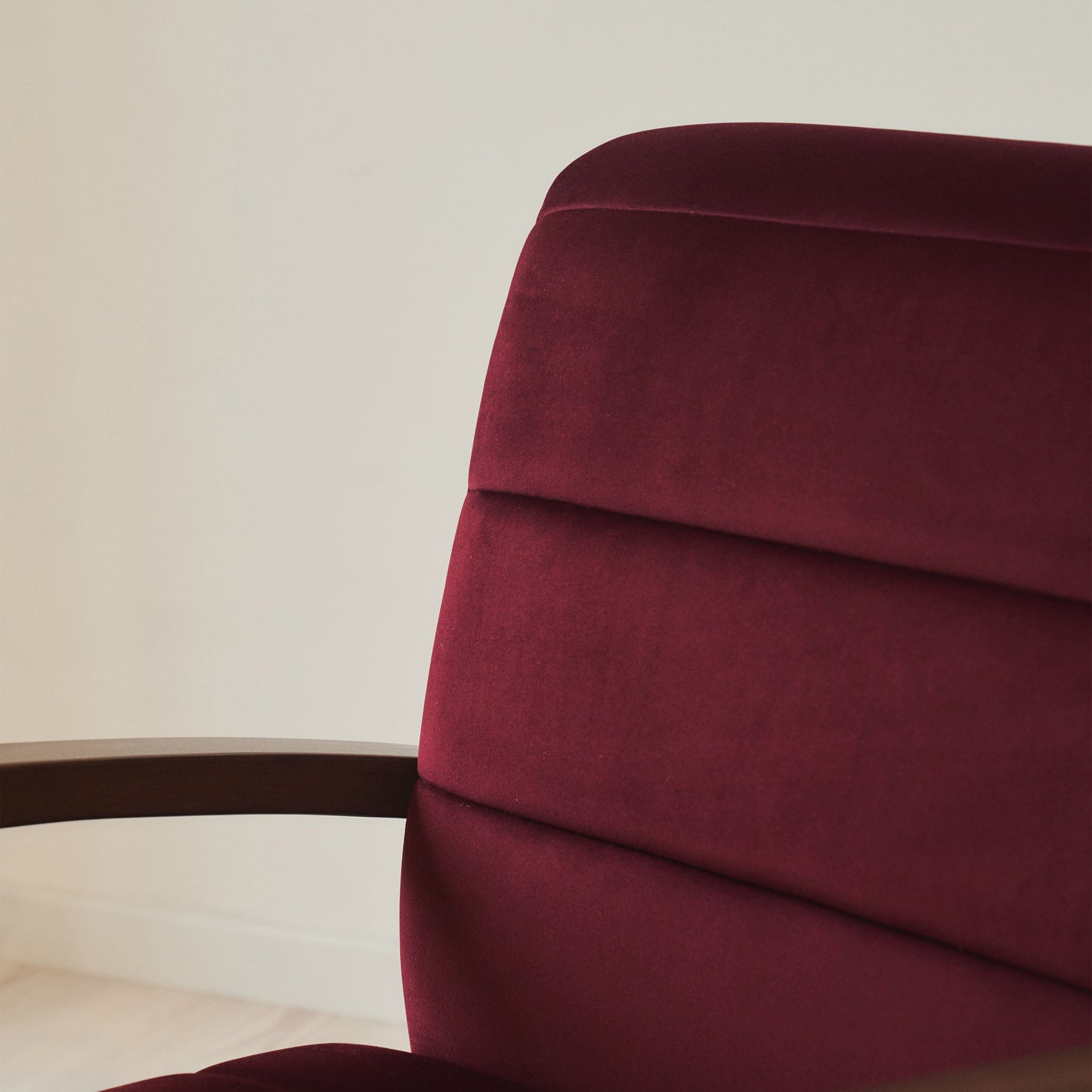 Dalton - Fauteuil d'Appoint en Velours Rouge Merlot et Bois Foncé