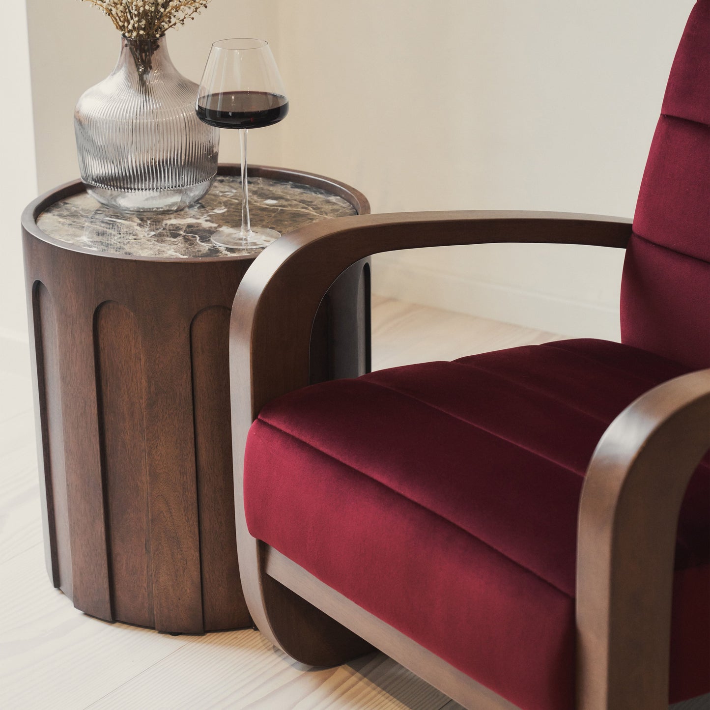 Dalton - Fauteuil d'Appoint en Velours Rouge Merlot et Bois Foncé