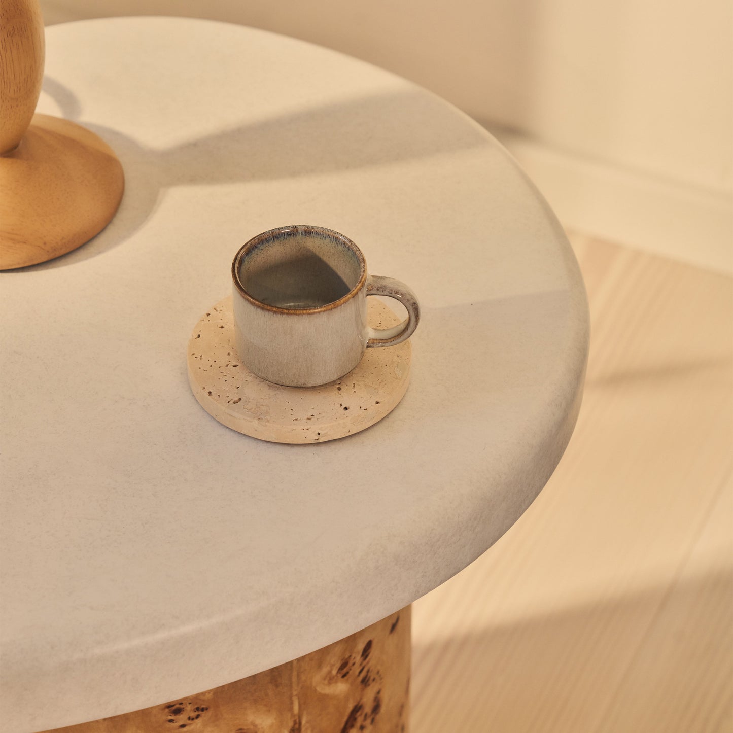 Aegean - Table d'Appoint Irrégulière en Bois Naturel Burl et Béton
