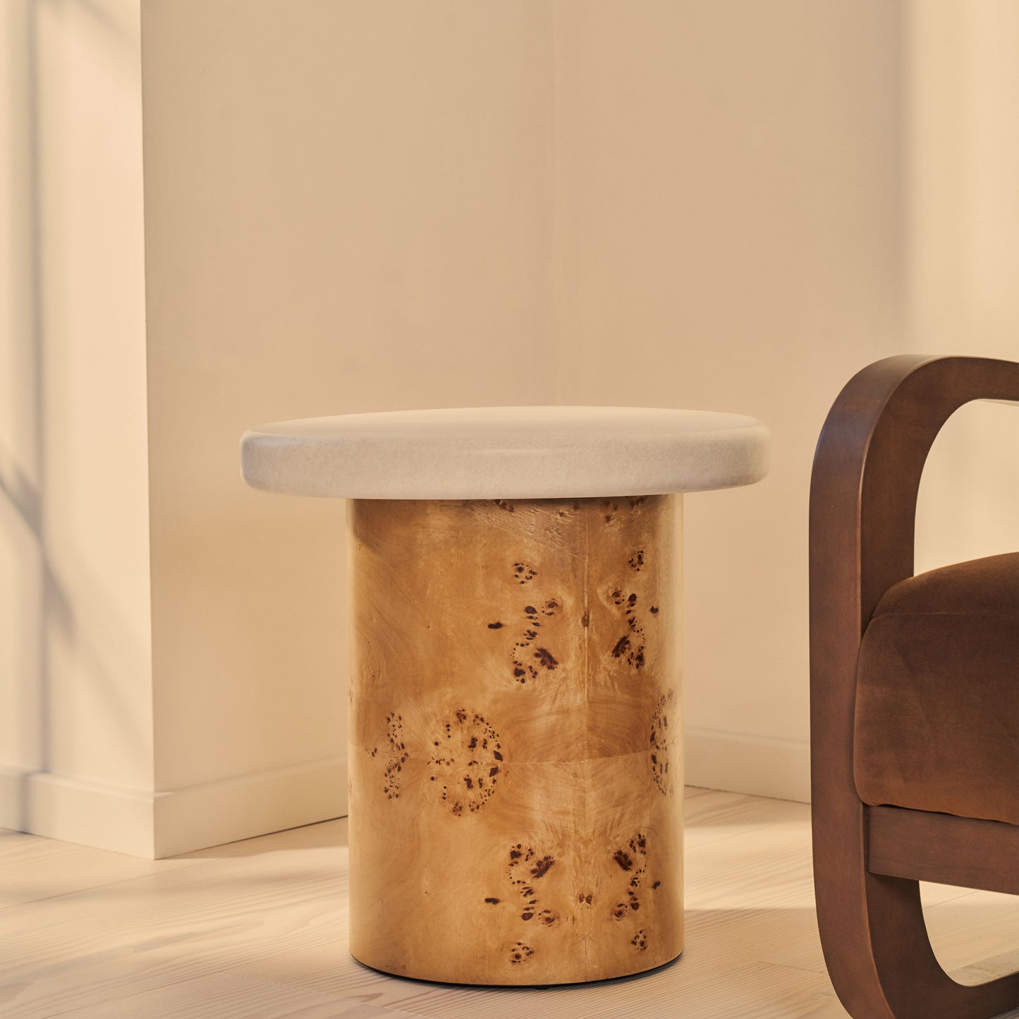 Aegean - Table d'Appoint Irrégulière en Bois Naturel Burl et Béton