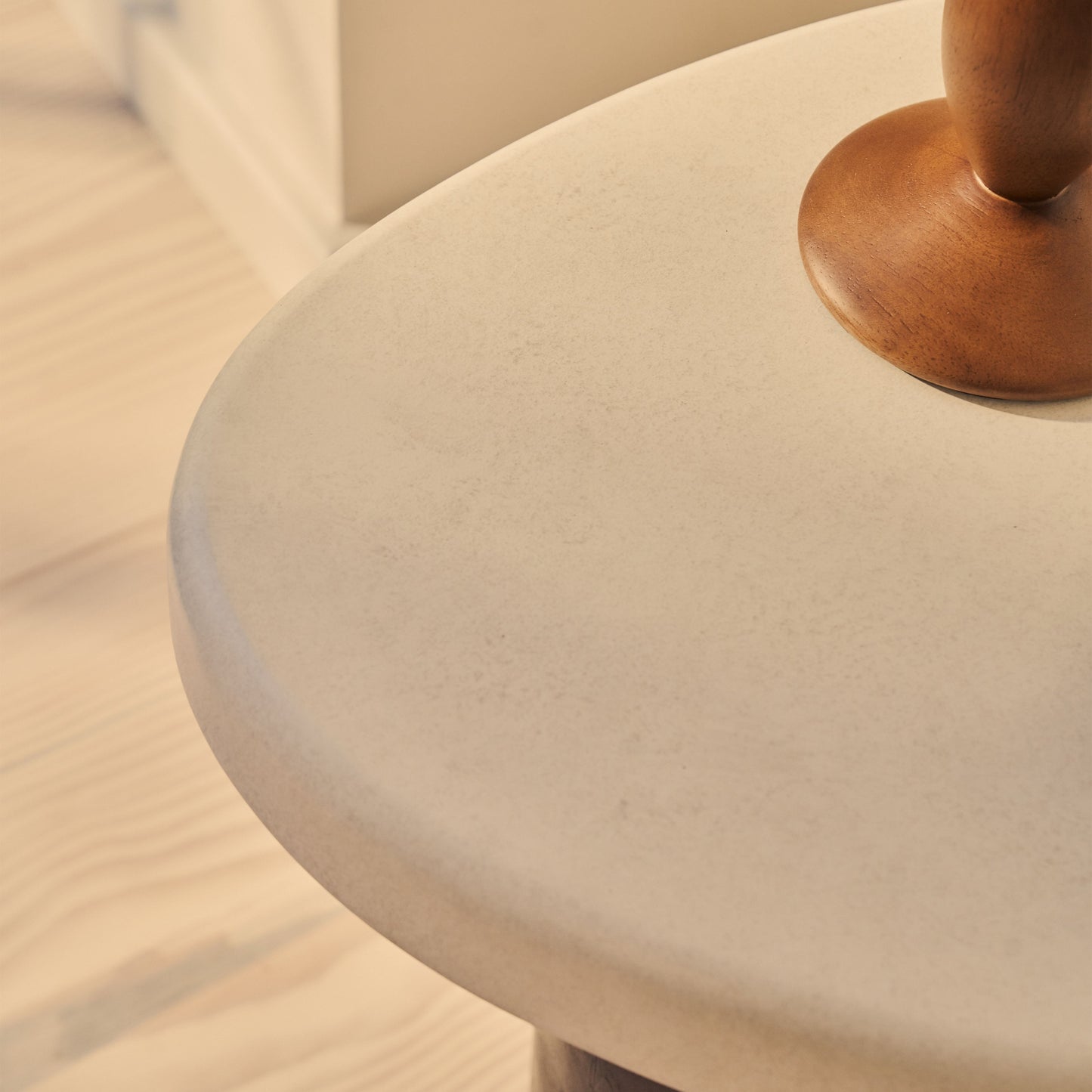 Aegean - Table d'appoint irrégulière en bois de noyer foncé et béton