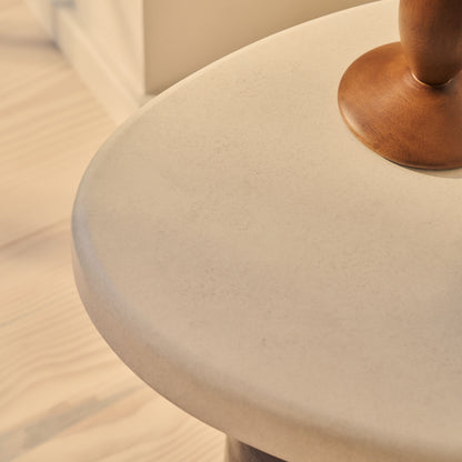 Aegean - Table d'appoint irrégulière en bois de noyer foncé et béton