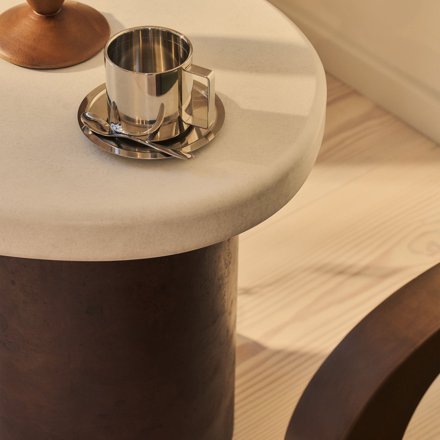 Aegean - Table d'appoint irrégulière en bois de noyer foncé et béton