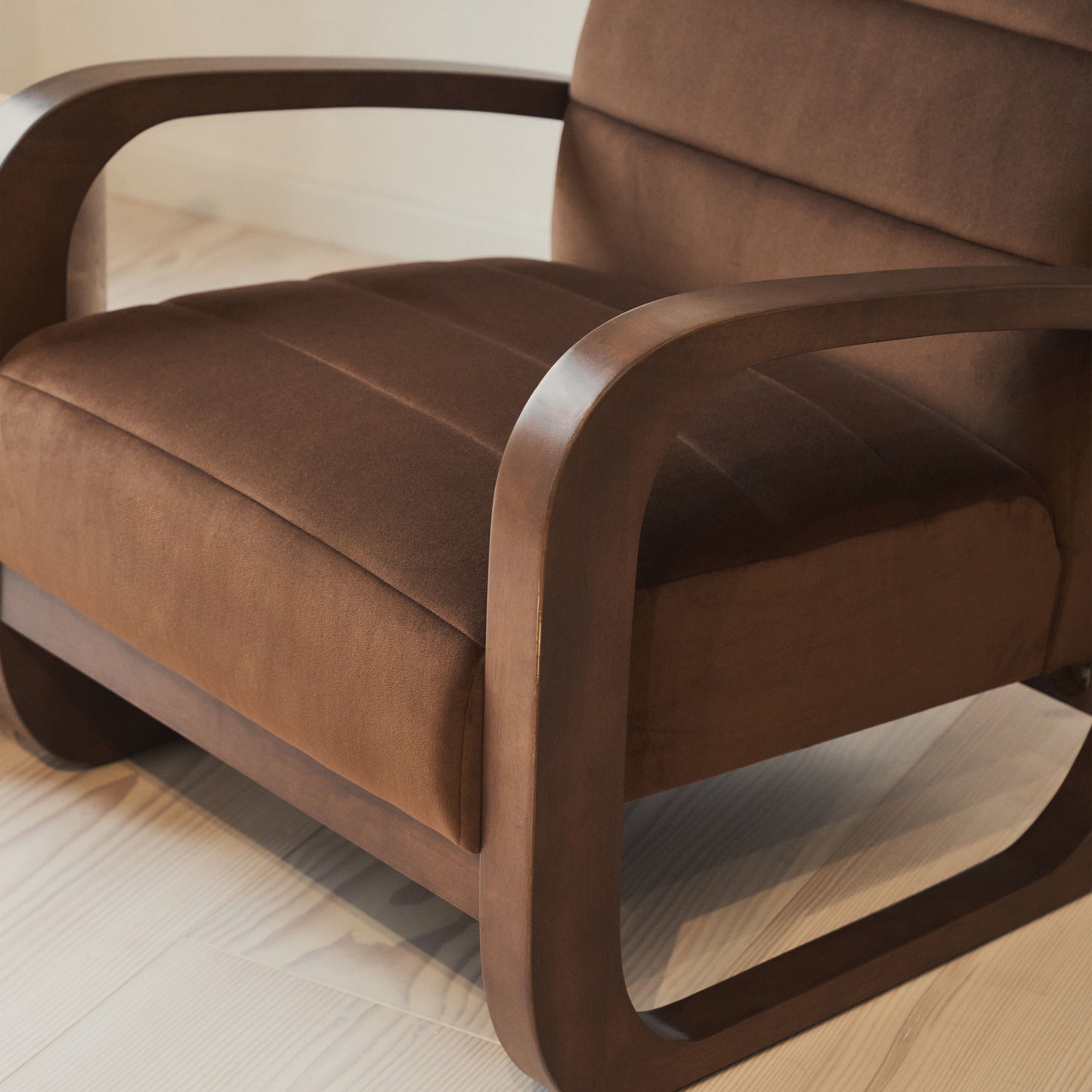 Dalton - Fauteuil d'Appoint en Velours Marron et Bois Foncé