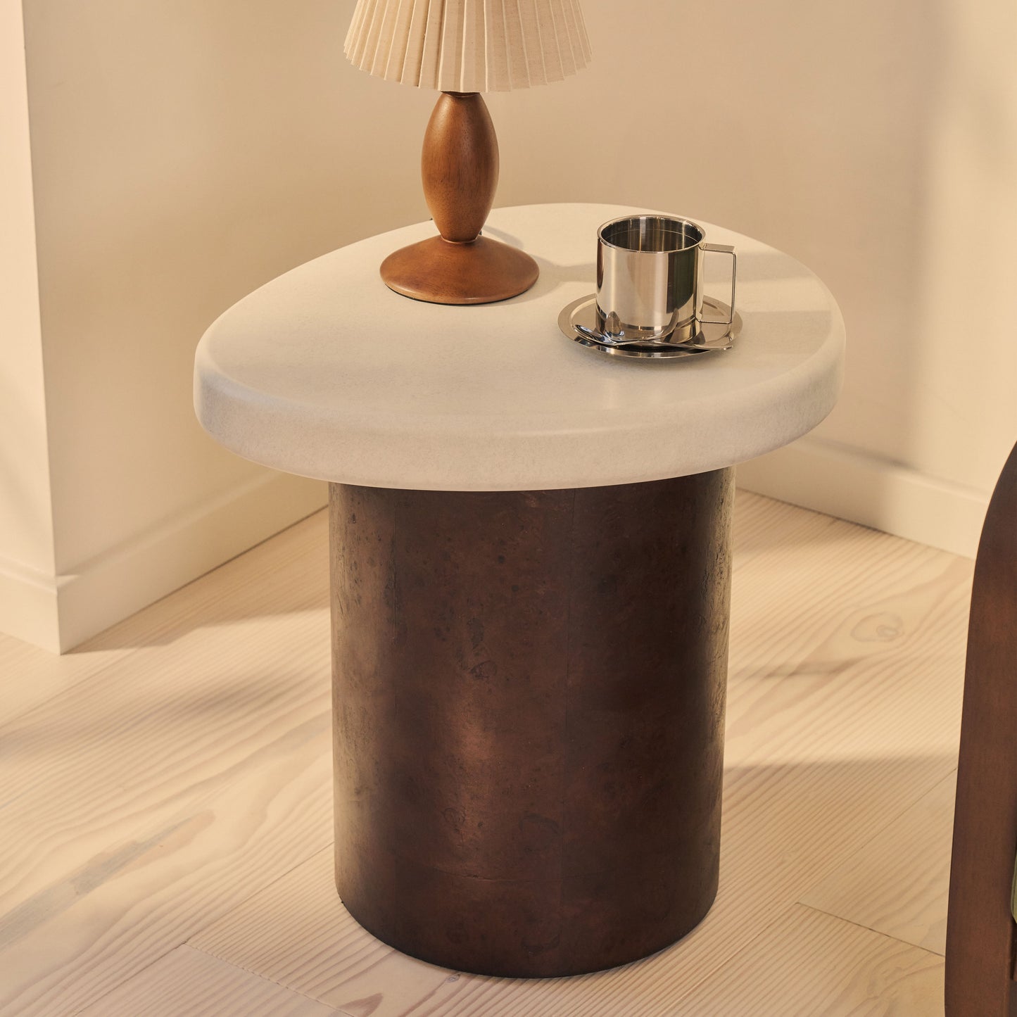 Aegean - Table d'appoint irrégulière en bois de noyer foncé et béton