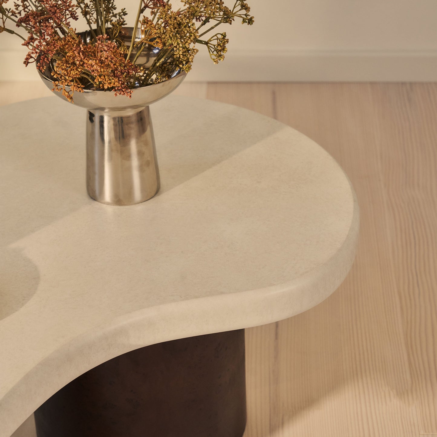Aegean - Table basse irrégulière en bois burl foncé et béton à 2 pieds