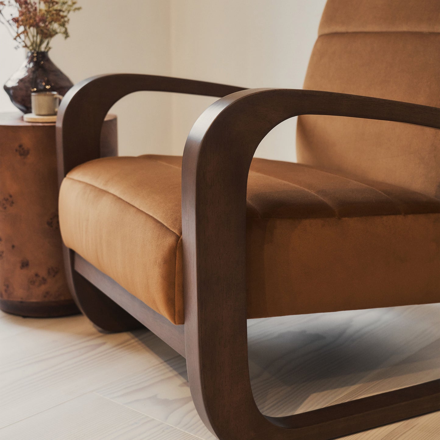 Dalton - Fauteuil d'appoint en velours caramel et bois foncé