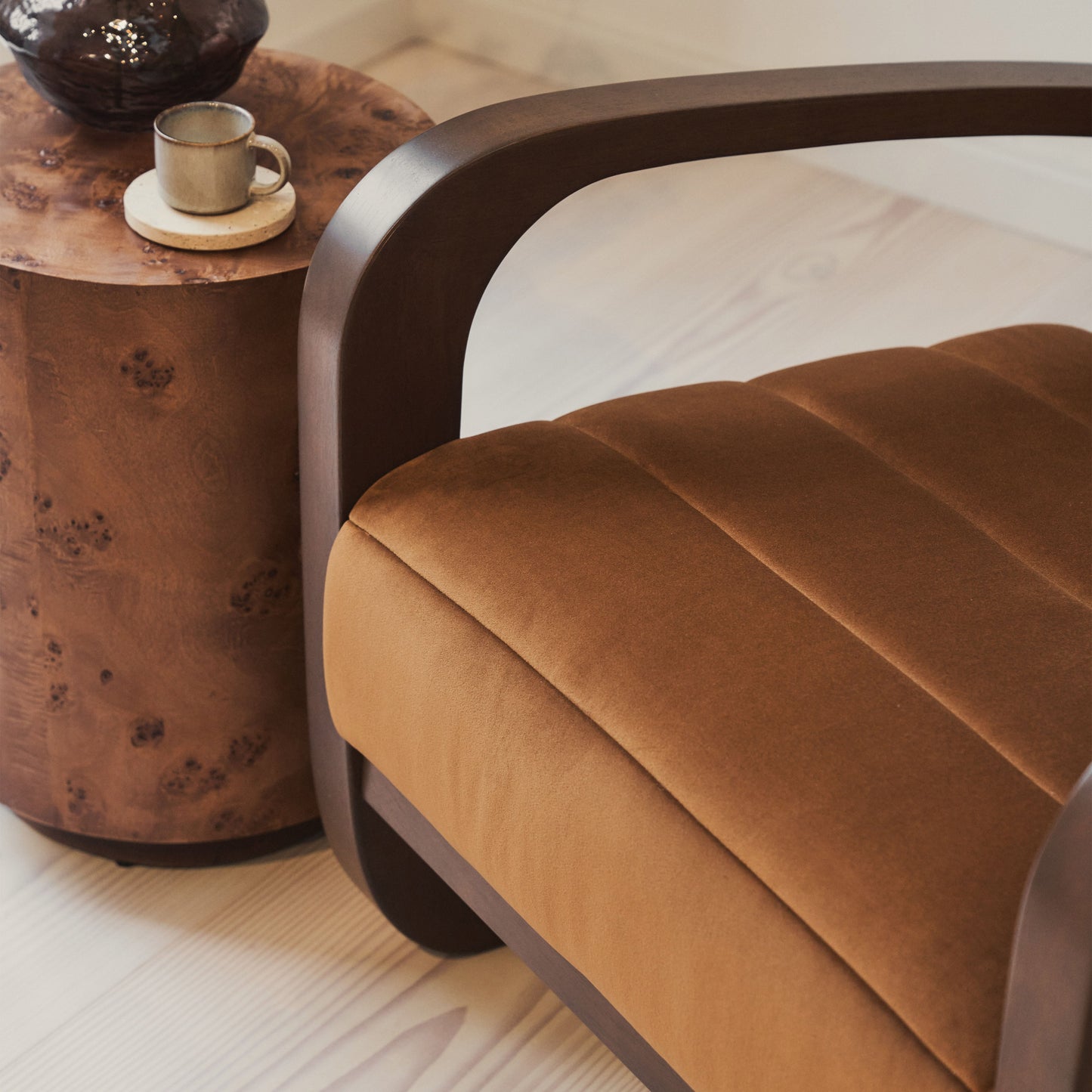 Dalton - Fauteuil d'appoint en velours caramel et bois foncé