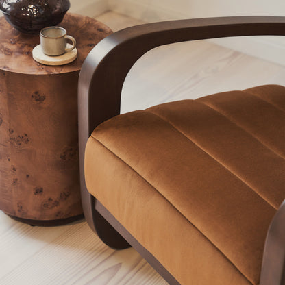 Dalton - Fauteuil d'appoint en velours caramel et bois foncé