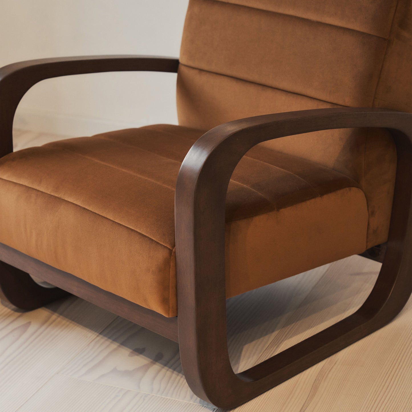 Dalton - Fauteuil d'appoint en velours caramel et bois foncé