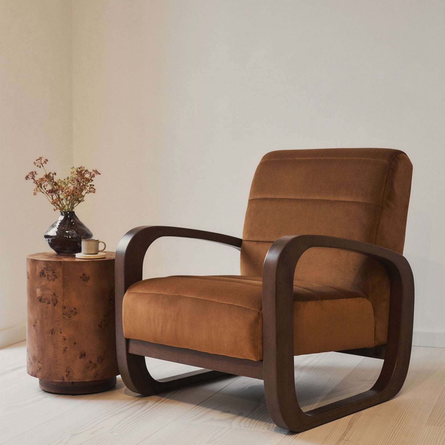 Dalton - Fauteuil d'appoint en velours caramel et bois foncé