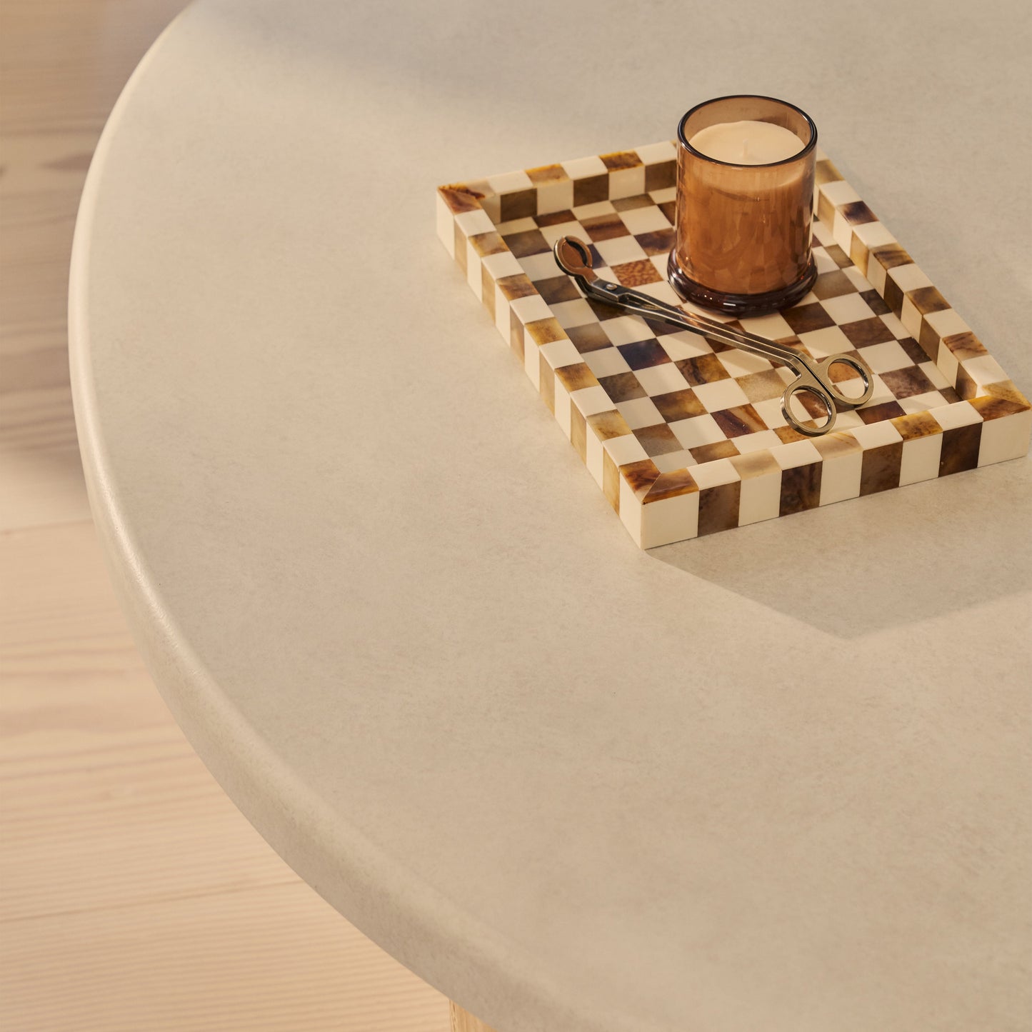 Aegean - Table basse irrégulière en bois de burl naturel et béton à 3 pieds