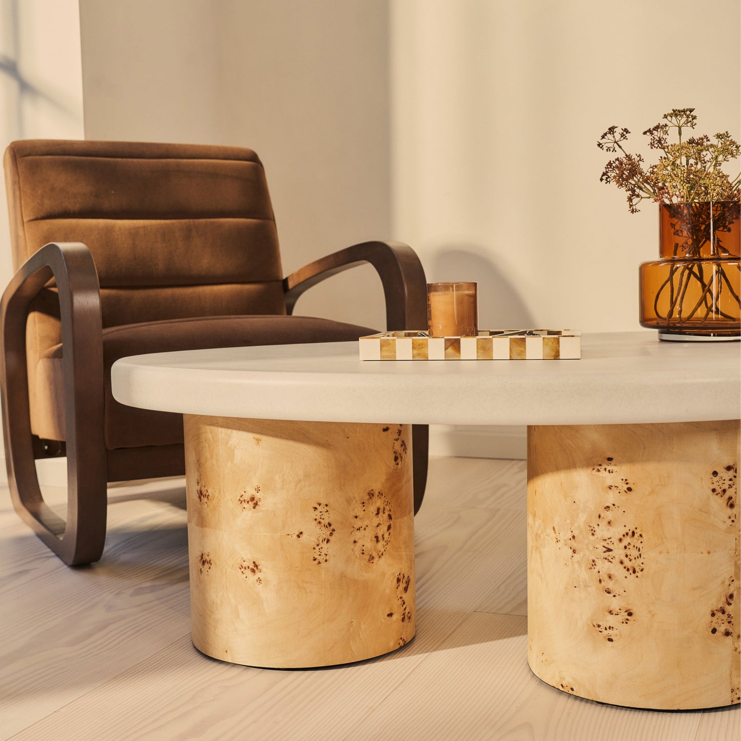 Aegean - Table basse irrégulière en bois de burl naturel et béton à 3 pieds