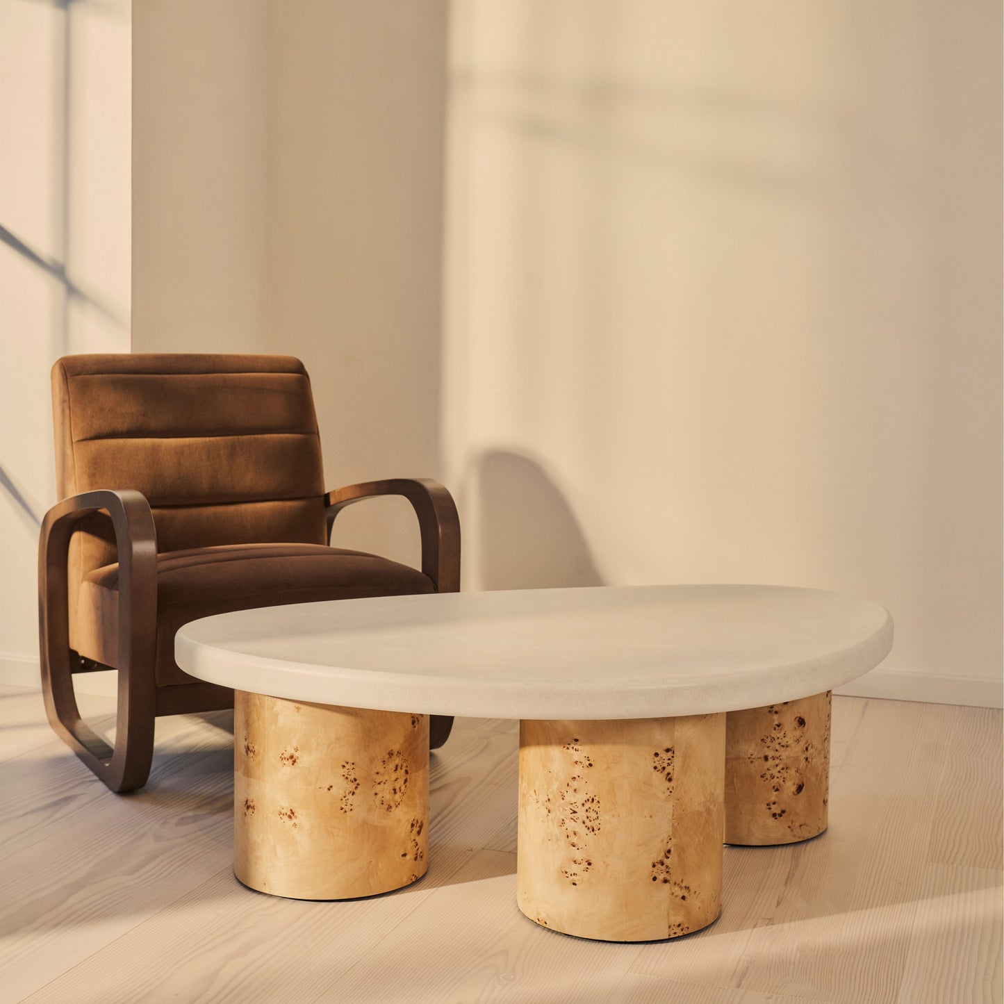 Aegean - Table basse irrégulière en bois de burl naturel et béton à 3 pieds