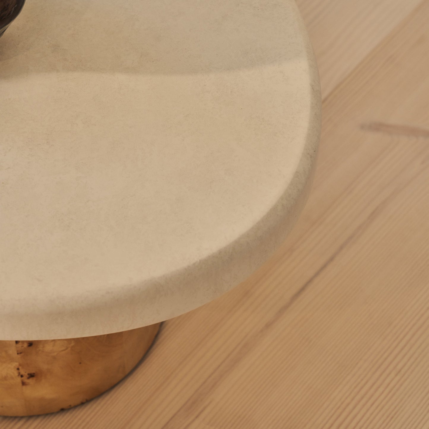 Aegean - Table basse irrégulière en bois de burl naturel et béton à 2 pieds