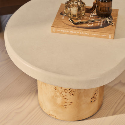 Aegean - Table basse irrégulière en bois de burl naturel et béton à 2 pieds