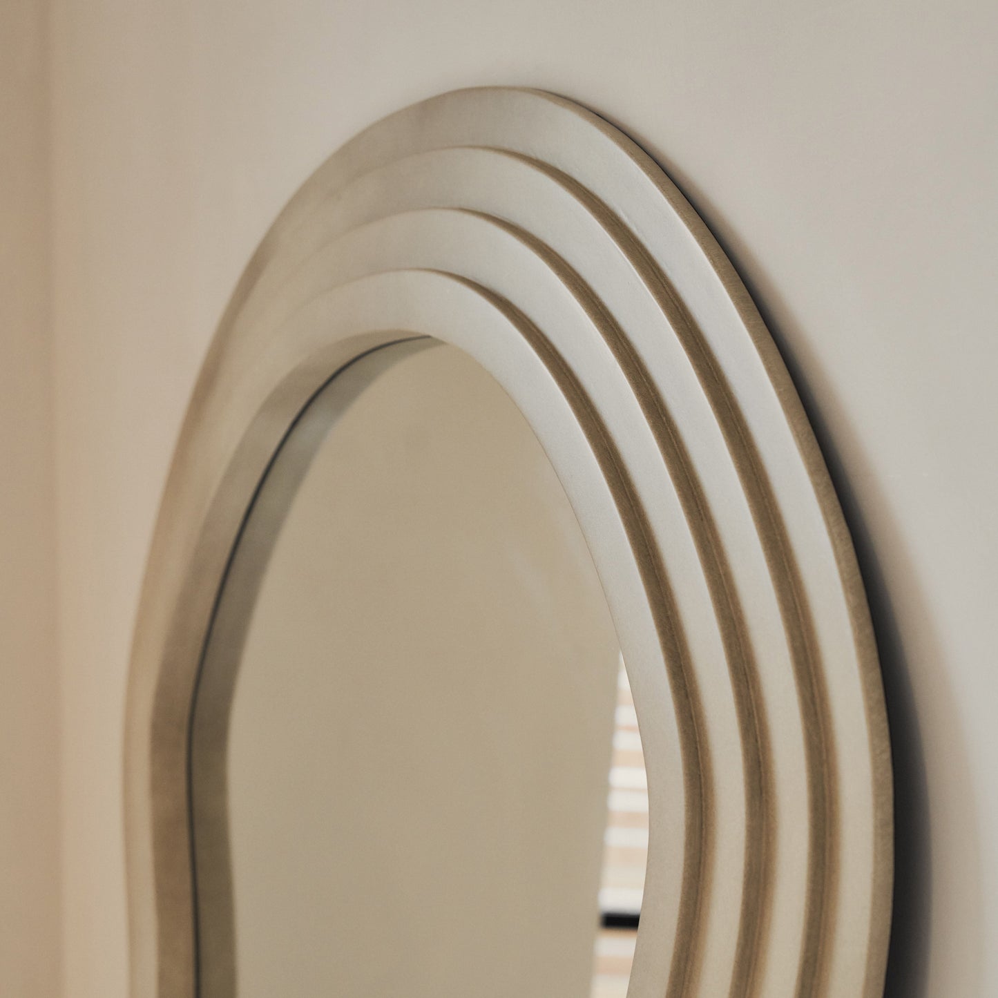 Luciana - Miroir Extra Large en Béton Ondulé Pleine Longueur 180cm x 105cm