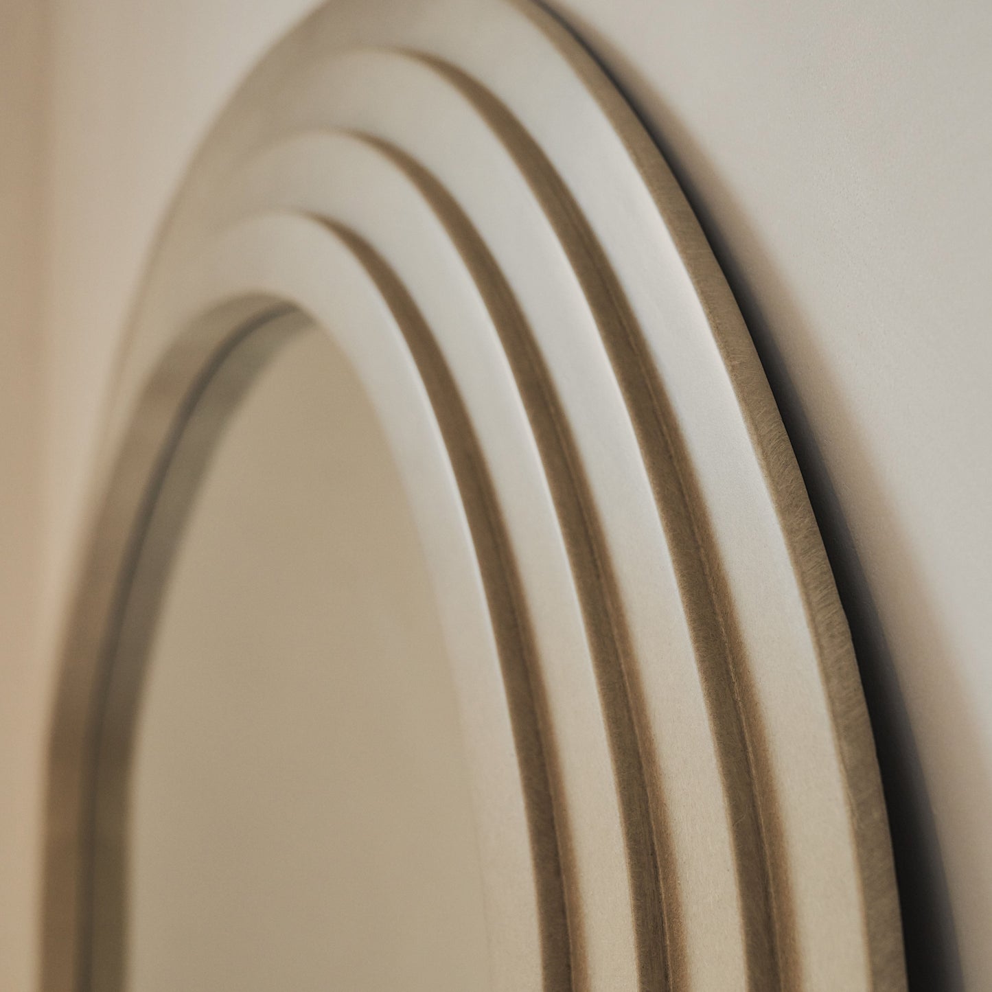 Luciana - Miroir Extra Large en Béton Ondulé Pleine Longueur 180cm x 105cm