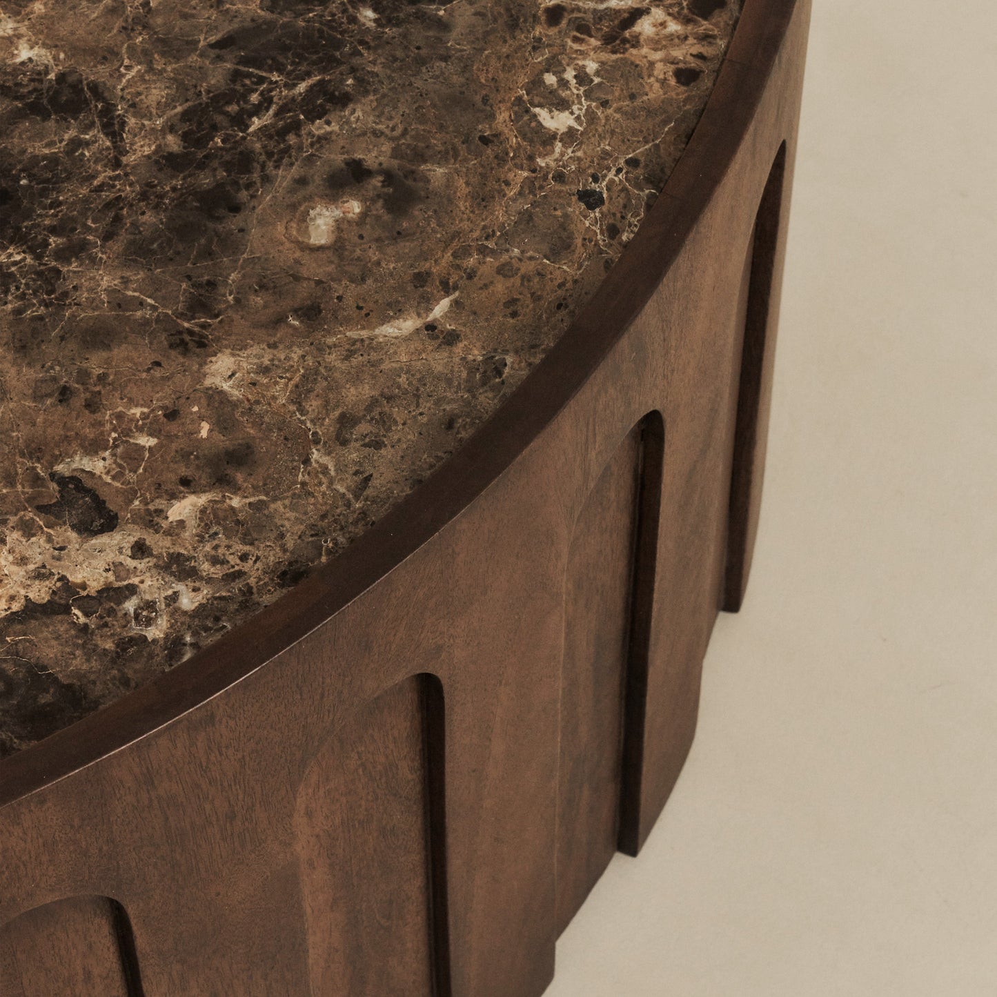 Valor - Table basse ronde premium en bois foncé et marbre Dark Emperador