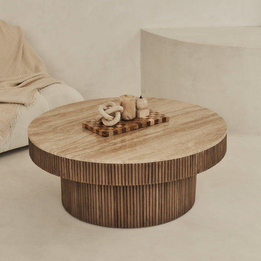 Sloane - Table basse ronde en travertin beige et bois chaud premium