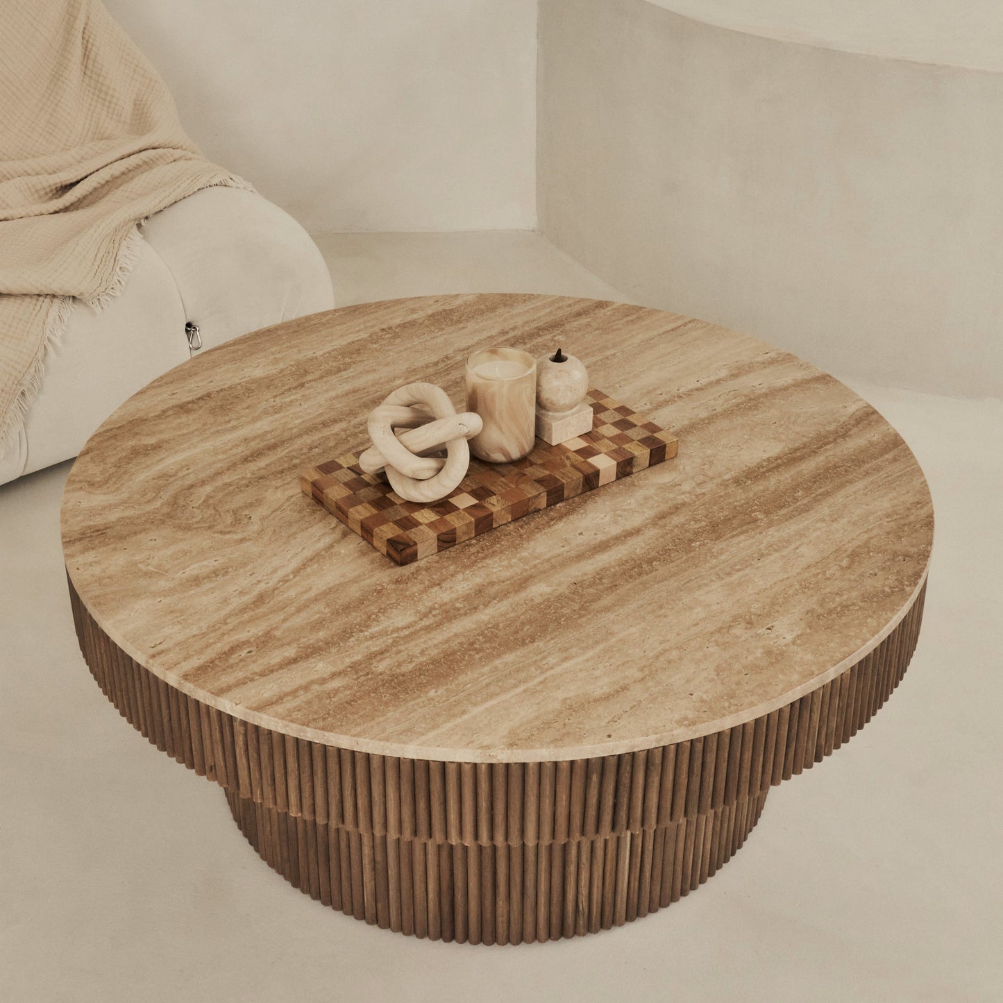 Sloane - Table basse ronde en travertin beige et bois chaud premium